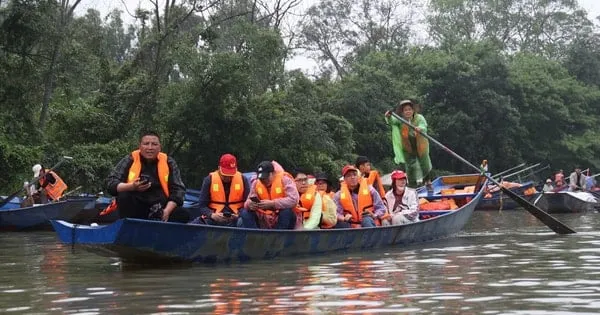 Delapan Pengemudi Perahu Didenda Usai Langgar Aturan Jaket Pelampung di Festival Huong
