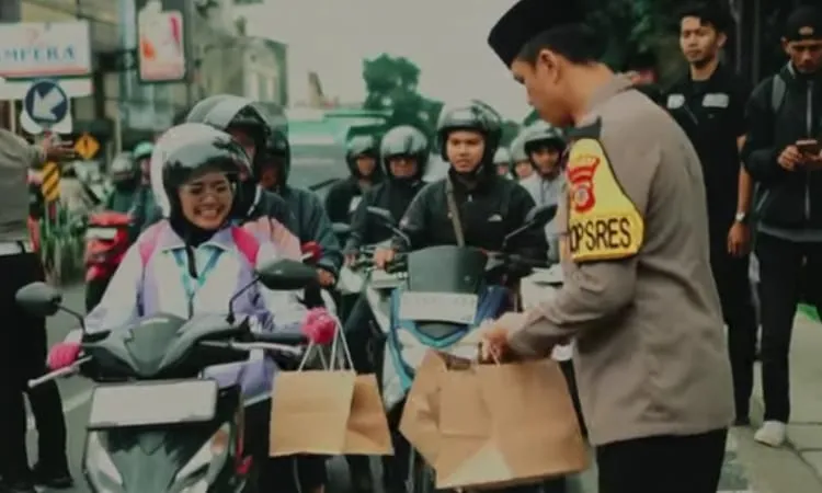Polres Cimahi Bagikan Ratusan Paket Takjil untuk Masyarakat