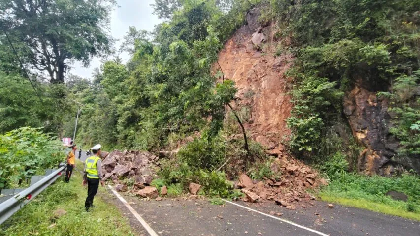 Jalur Ponorogo-Pacitan Lumpuh Total Akibat Longsor