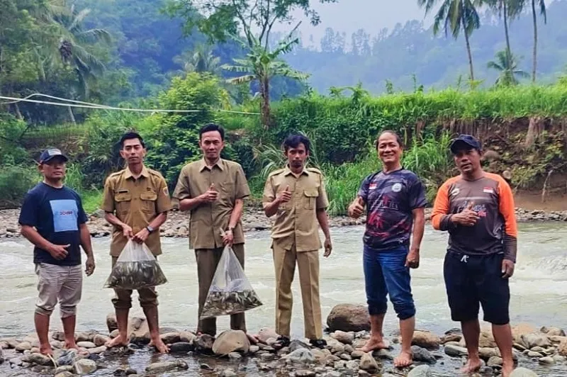 Relawan Salem Tebar Ikan Tawes dan Nilam untuk Lestarikan Sungai Gunung