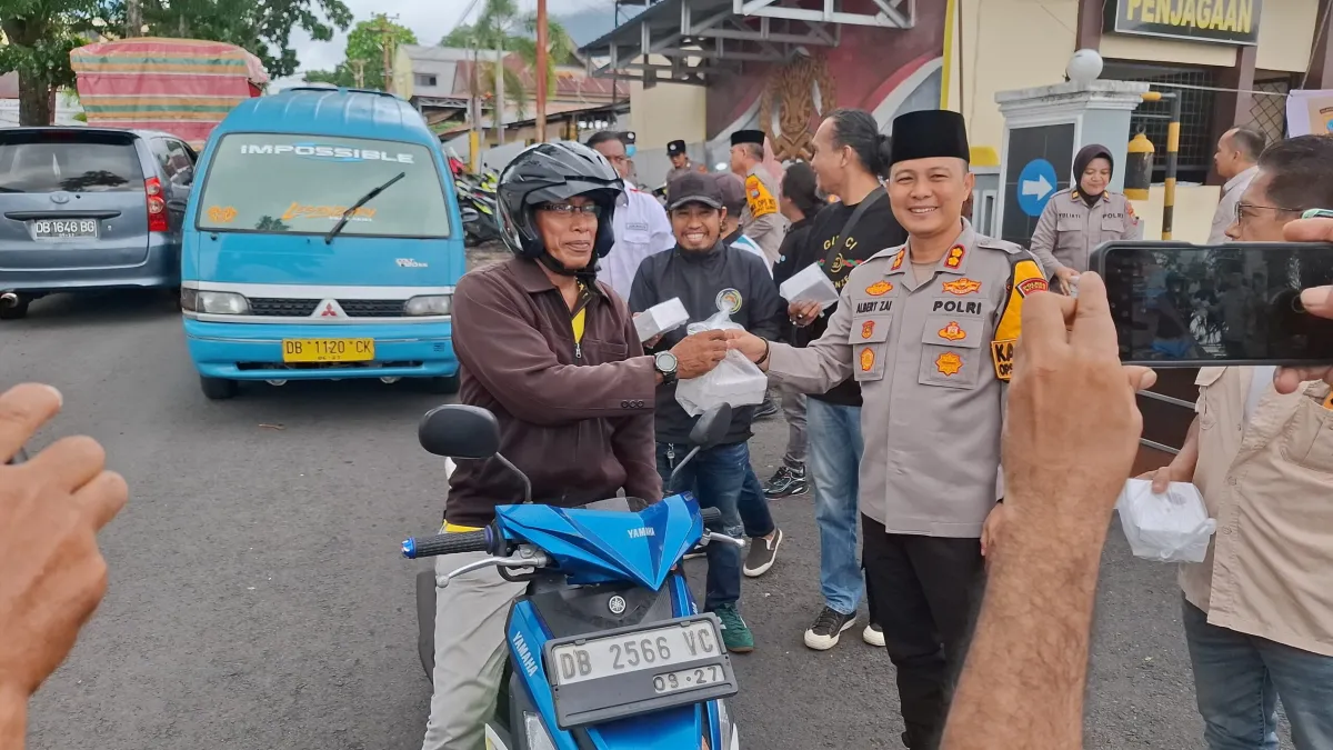 Polres Bitung dan Wartawan Bagikan 150 Takjil untuk Pengendara di Bulan Ramadhan