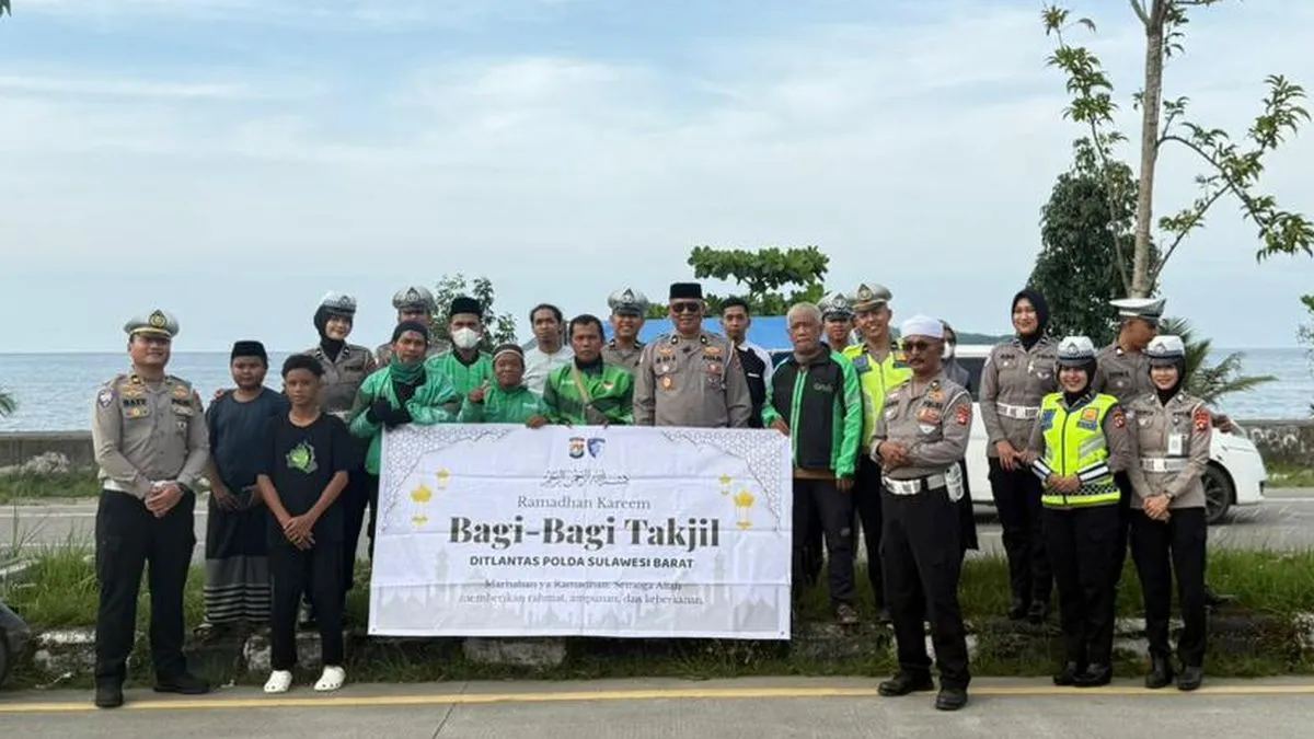 Ditlantas Polda Sulbar dan Ojol Bagikan Takjil di Mamuju