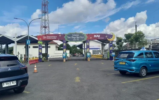 Dekorasi Lebaran Warnai Area Parkir Stasiun Selama Arus Mudik 2026