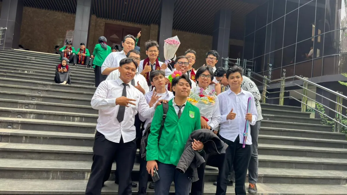 Keceriaan dan Harapan Warnai Kelulusan Mahasiswa UNAS