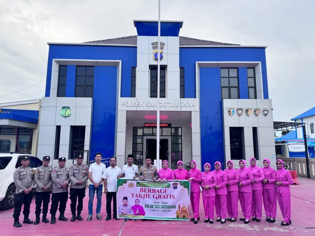 Polsek Sangatta Utara dan Bhayangkari Bagikan Takjil untuk Sambut Ramadhan