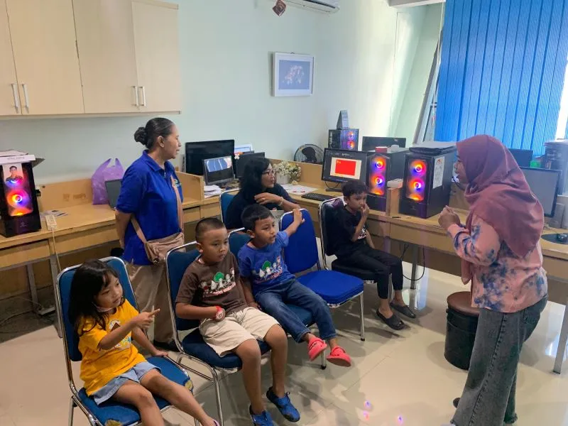 Anak-anak KB Mata Air Plosokuning V Belajar Jurnalistik di Radar Jogja
