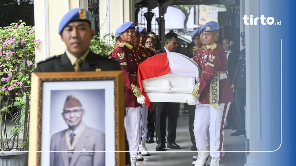Pengibaran Bendera Setengah Tiang untuk Hormati Jenderal TNI (Purn.) Try Sutrisno