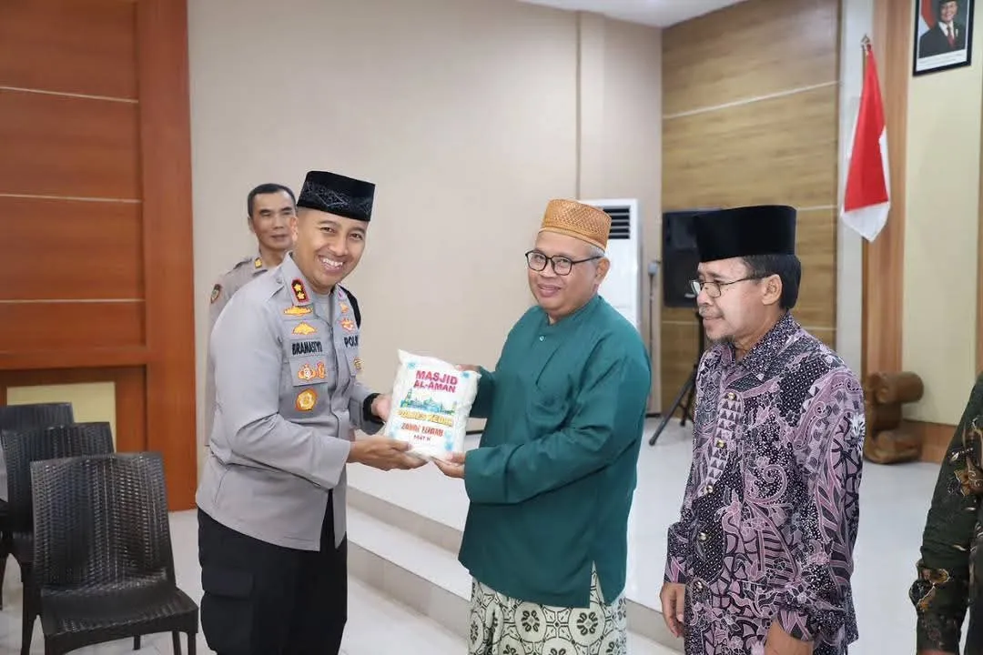 Polres Kediri Salurkan 1.000 Paket Zakat Fitrah untuk Masyarakat dan Komunitas