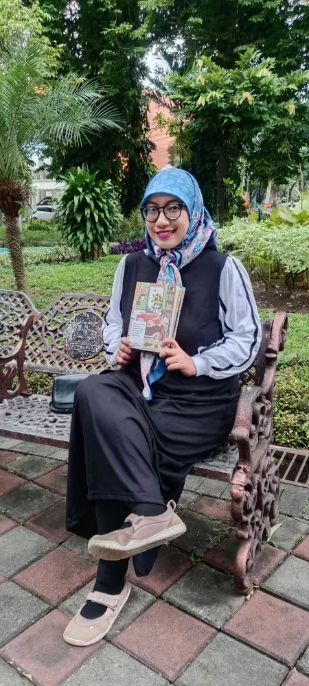 Menikmati Hobi Membaca di Taman Selama Ramadan