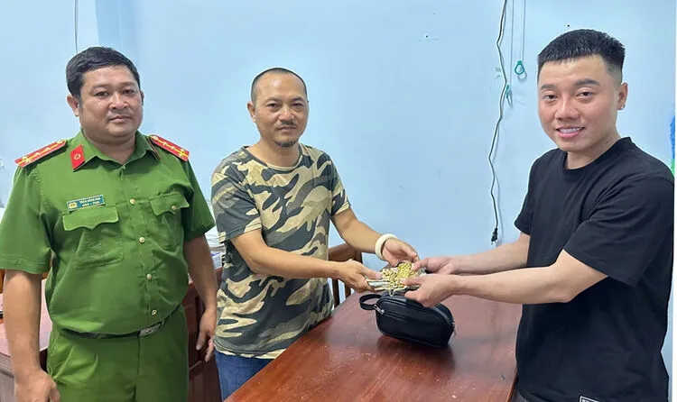 Polisi Hoi An Kembalikan Barang Hilang Senilai 20 Juta VND kepada Pemiliknya