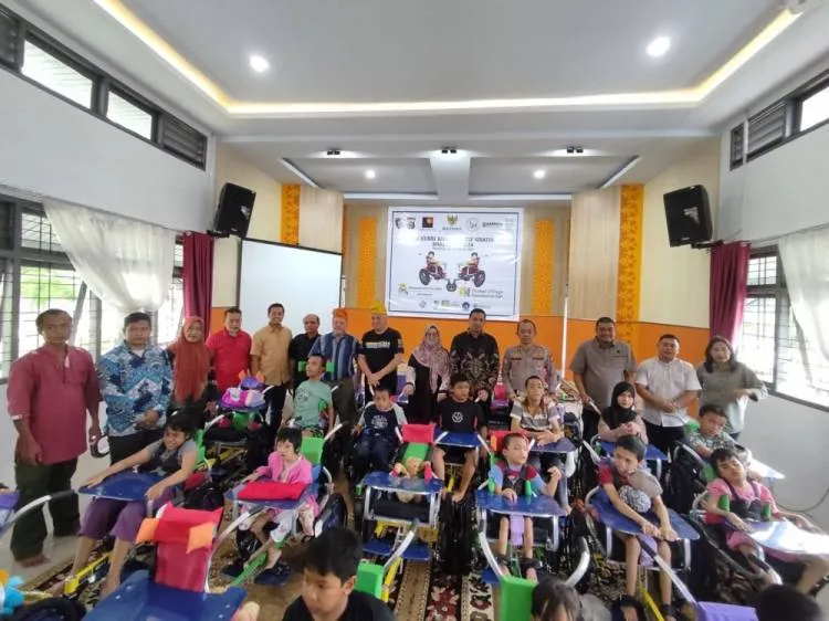 40 Anak Disabilitas Riau Terima Kursi Roda Adaptif dari Australia