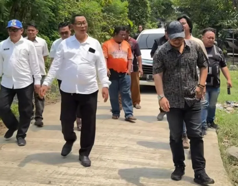 Daniel Mutaqien Tinjau PISEW di Desa Larangan untuk Pembangunan Infrastruktur
