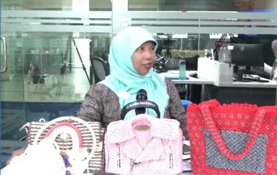 UMKM Cirebon Kembangkan Kreativitas Makrame untuk Fashion dan Dekorasi