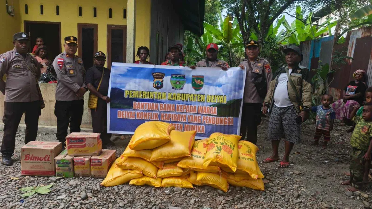 Pemerintah Deiyai Serahkan Bantuan untuk Pengungsi Kapiraya di Timika