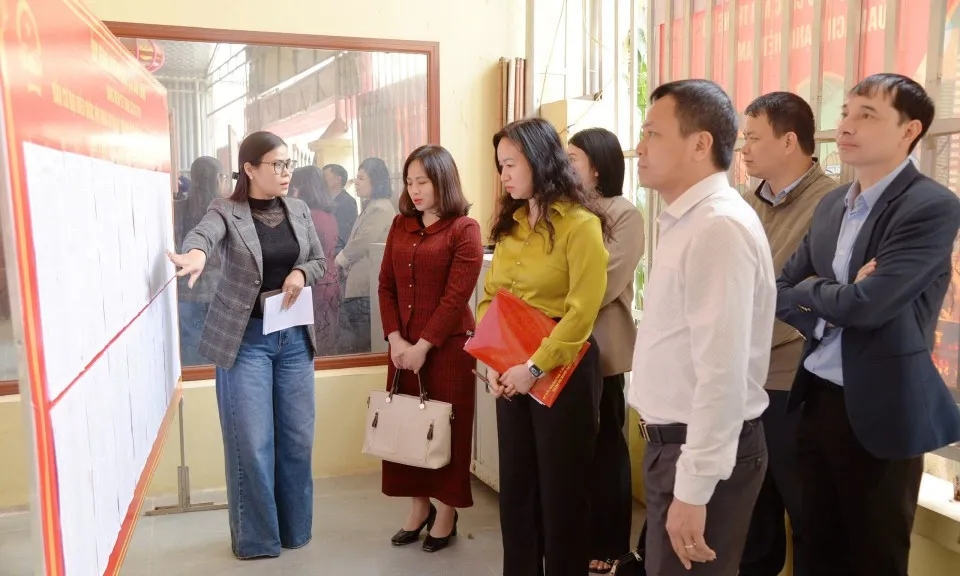 Inspeksi Dekorasi Tempat Pemungutan Suara di Chi Lang Jelang Pemilu