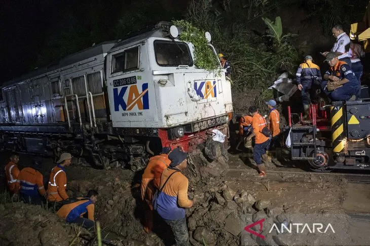 Evakuasi KA Ciremai Anjlok Akibat Longsor di Bandung Barat