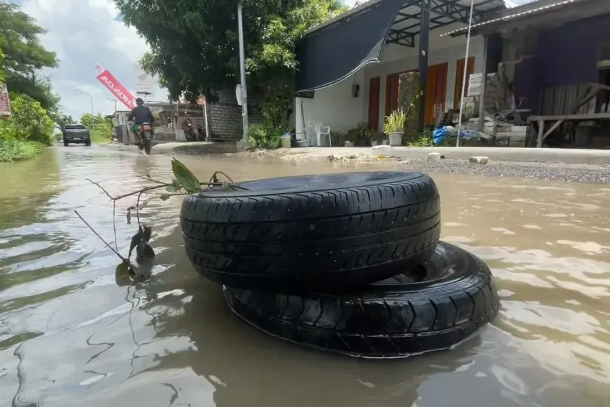 Infrastruktur Jalan Poros Glagah Lamongan Terendam Banjir dan Berlubang