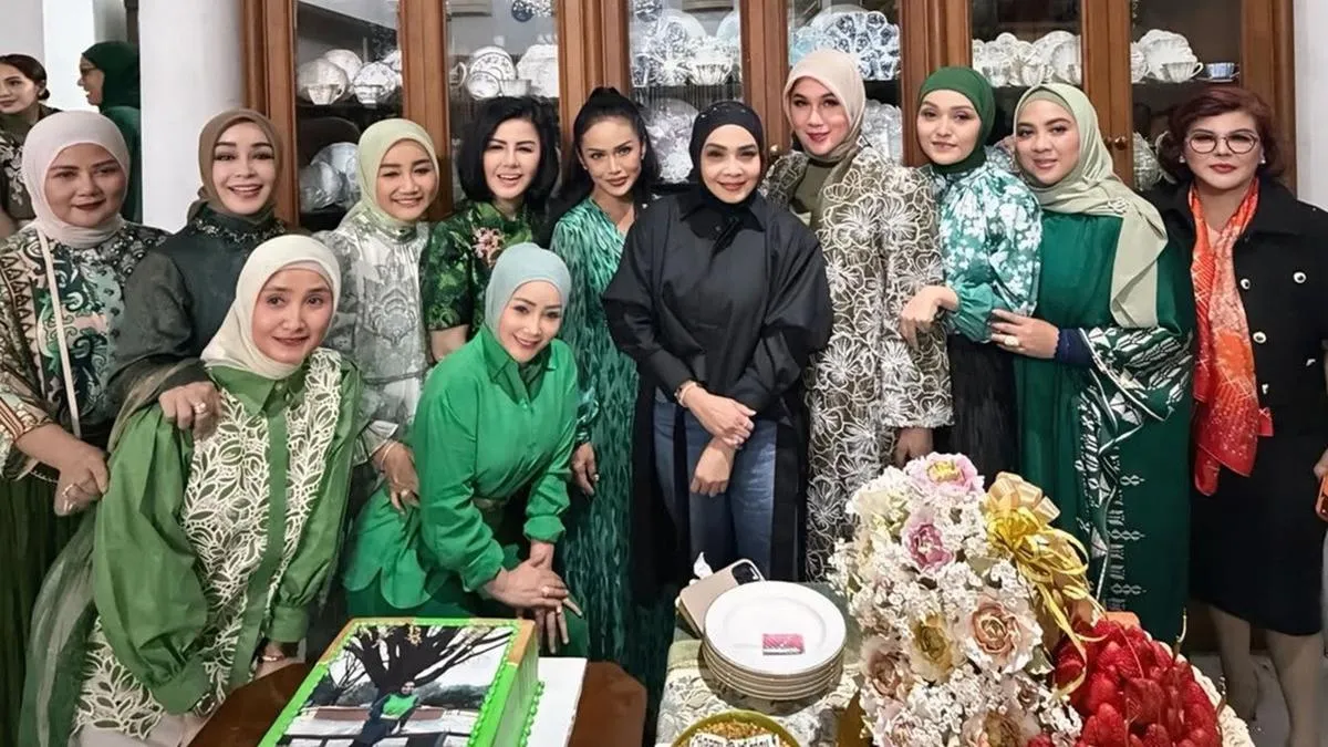 Keindahan Dekorasi Surprise Ulang Tahun Rieta Amilia di Balut Nuansa Hijau dan Emas
