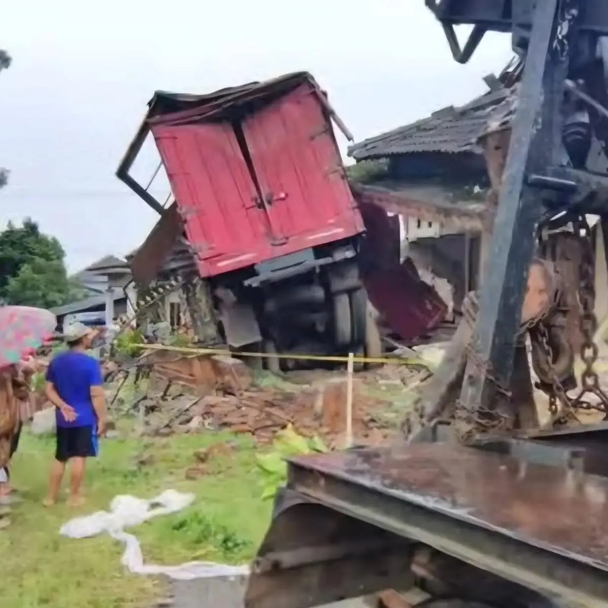Truk Tronton Diduga Rem Blong Tabrak Rumah Warga di Pakis Magelang