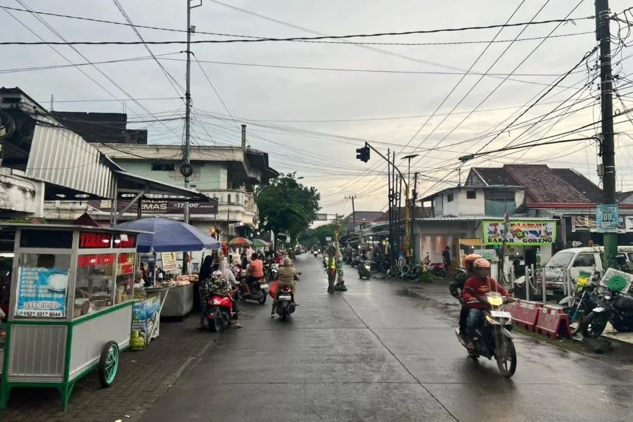 Kepadatan Lalu Lintas di Jalan Randegan Mojokerto Jelang Berbuka Puasa