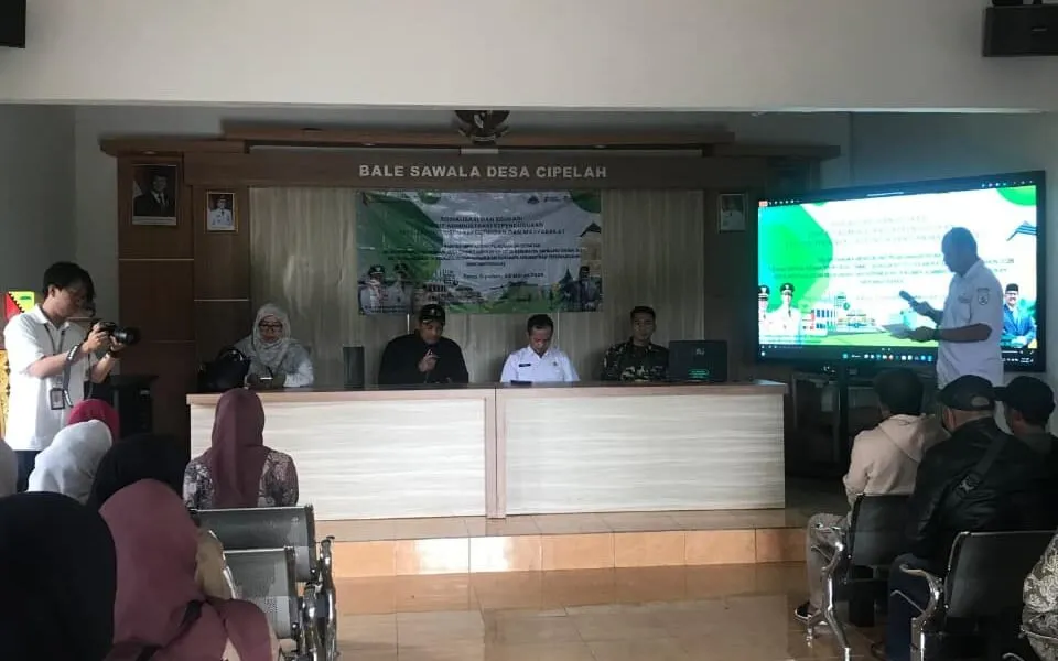 Sosialisasi Administrasi Kependudukan oleh TMMD Ke-127 di Desa Cipelah