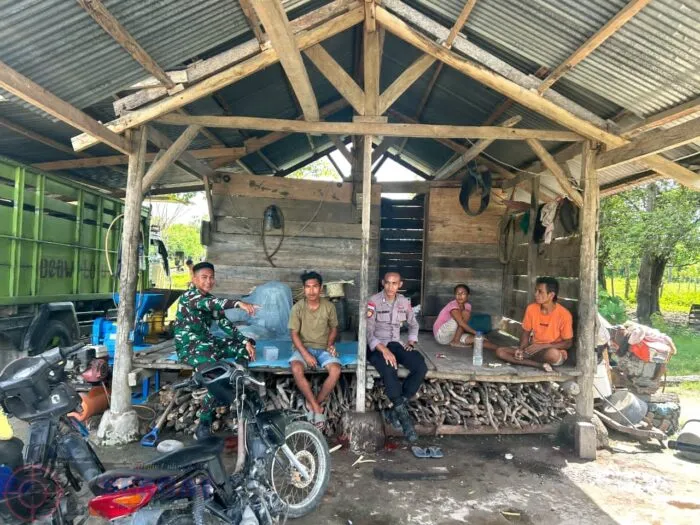 Babinsa dan Polsek Karera Ajak Warga Jaga Ketertiban Lingkungan