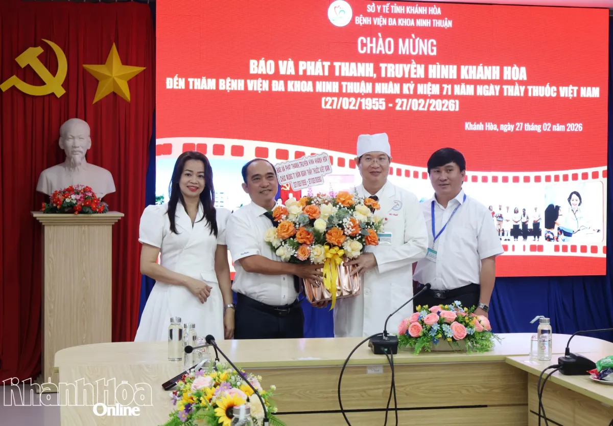 Kunjungan Pimpinan Media Khanh Hoa untuk Mendukung Rumah Sakit Umum Ninh Thuan