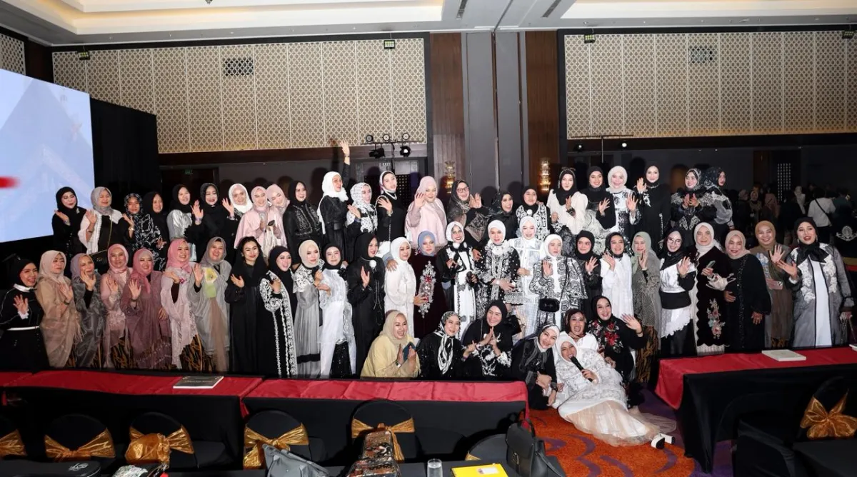 FemaleFit by Speed Santuni 1.000 Anak Yatim dalam Acara Silaturunway Vol 3