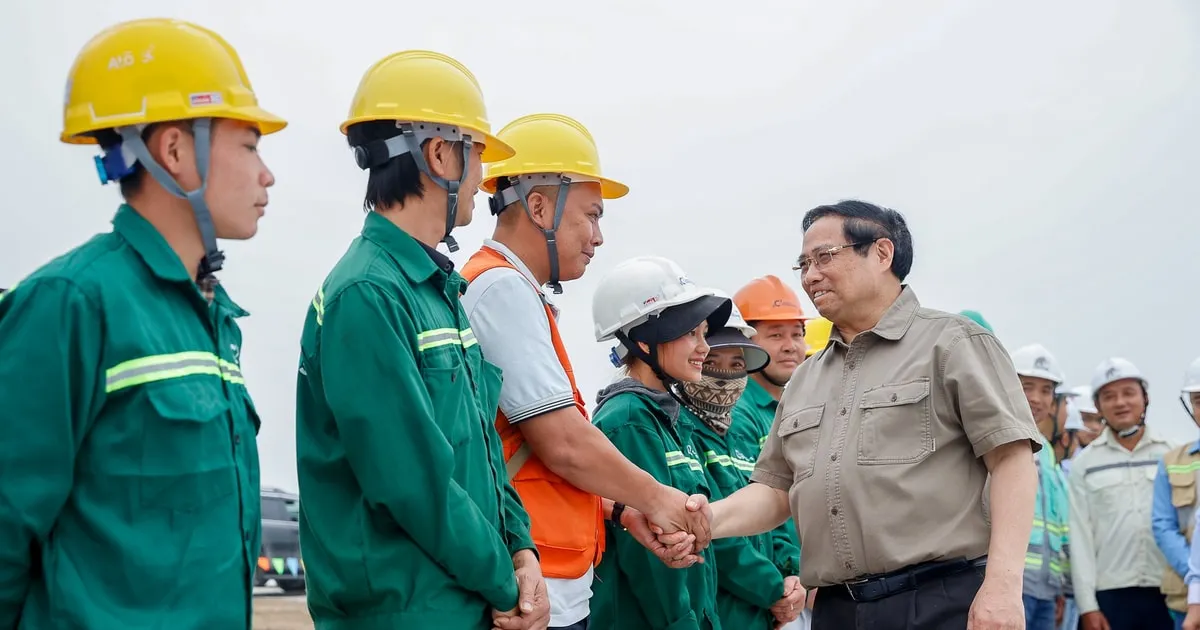 Perdana Menteri Tinjau Proyek Bandara Gia Binh untuk Kembangkan Ekonomi Penerbangan