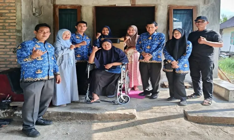 Pemko Padang Serahkan Bantuan Kursi Roda untuk Warga Koto Pulai