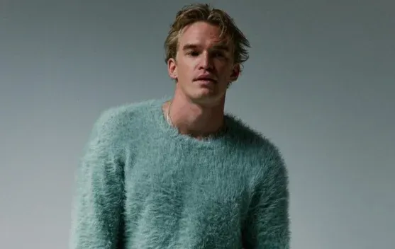 Cody Simpson Rilis Video Musik 'Fluent' dengan Estetika Komedi Klasik