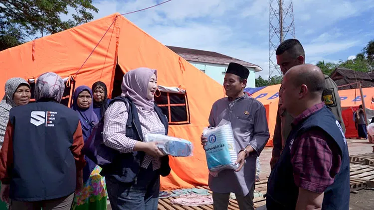BRI Salurkan Bantuan Survival Kit untuk Pengungsi Bencana Tanah Bergerak di Sukabumi