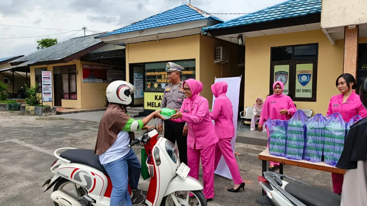 Polsek Anggana Bagikan Ratusan Paket Takjil untuk Pengendara di Bulan Ramadhan
