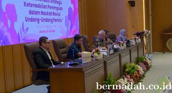 Dr Karmila Sari Memoderatori Forum Nasional Terkait Pendidikan dan Keterwakilan Perempuan