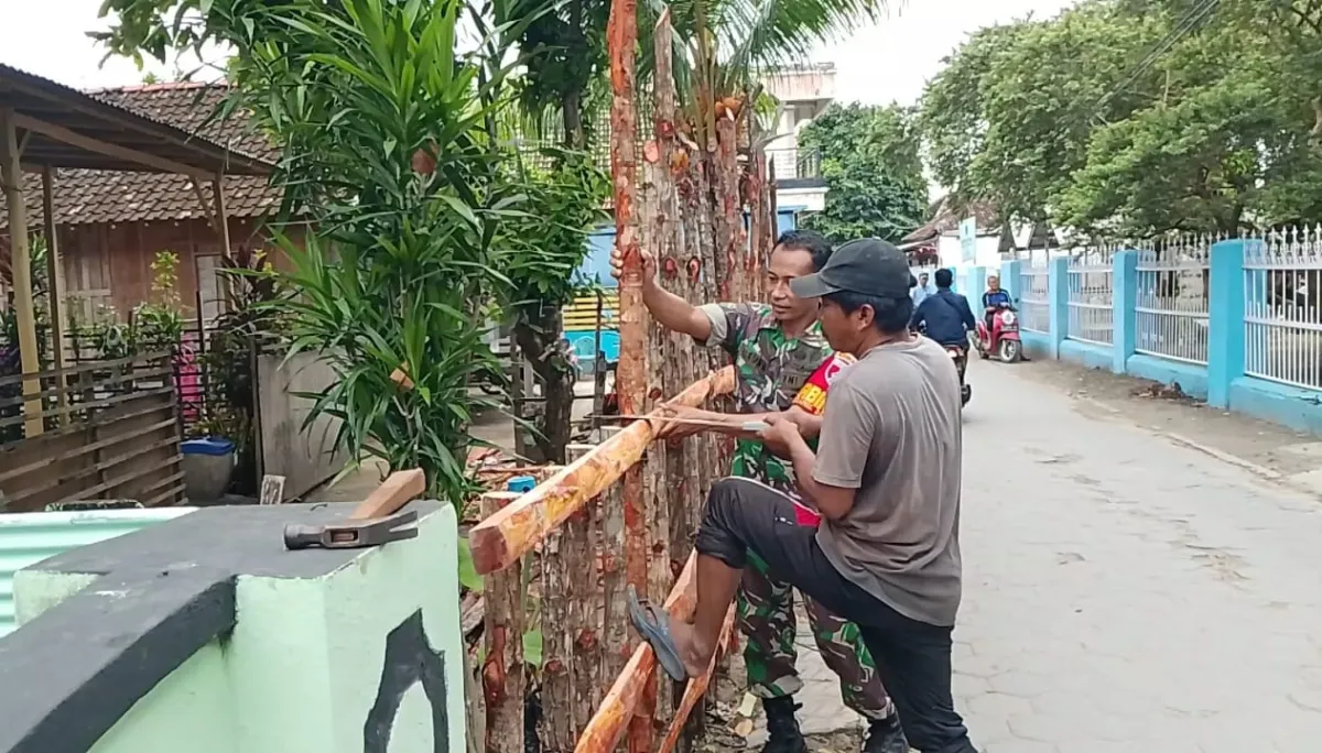 Babinsa Serka Hariyanto Dukung Pembangunan Pagar Rumah Warga di Pagerungan Kecil
