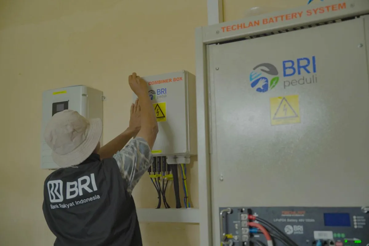 BRI Peduli Hadirkan PLTS untuk Tingkatkan Kualitas Hidup di Desa Bojong
