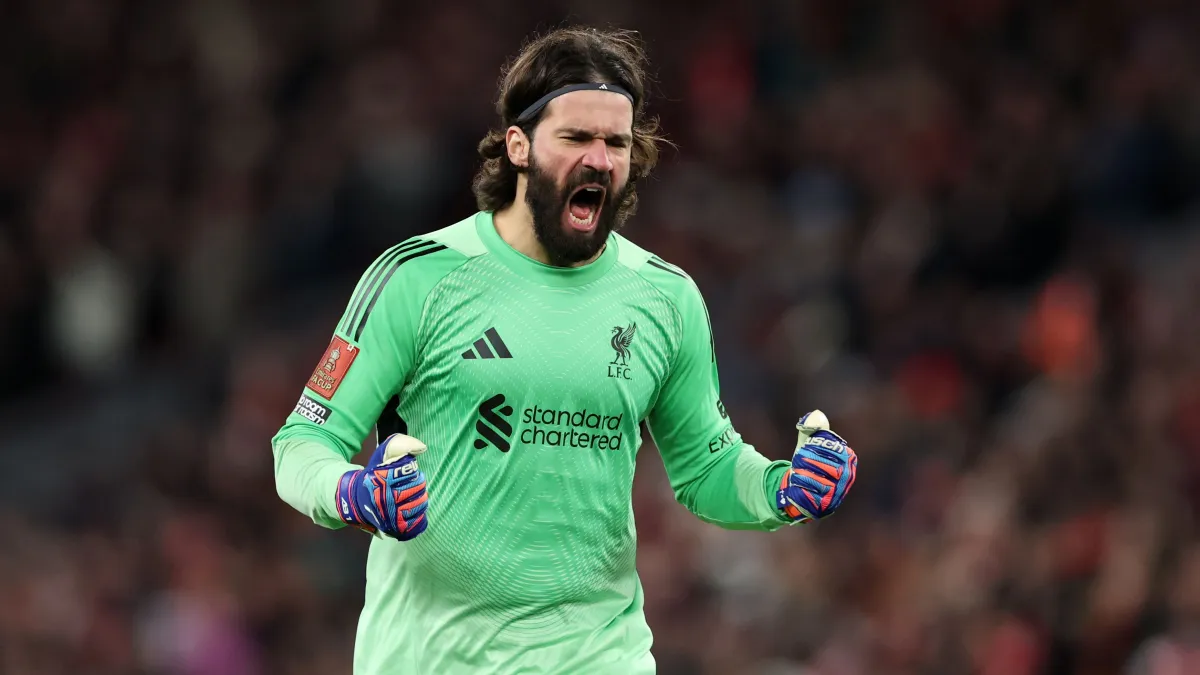 Inter dan Juventus Berebut Alisson, Tantangan Gaji Jadi Kendala