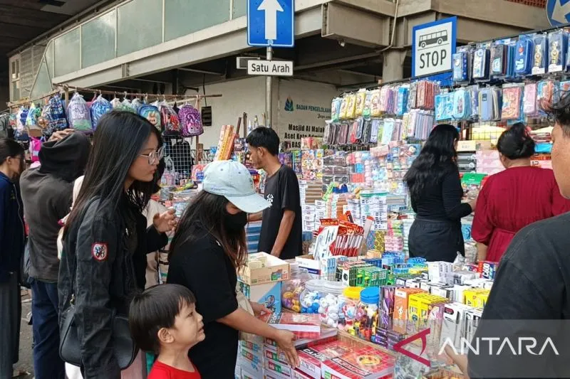 Masyarakat Padati Pasar Asemka Jelang Tahun Ajaran Baru
