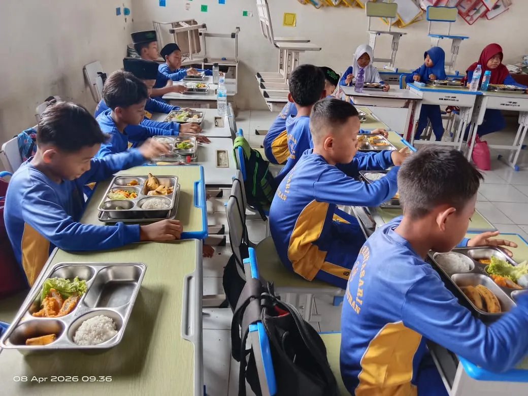 Program Makan Bergizi Gratis Dapat Sambutan Positif di Kertasari Pebayuran