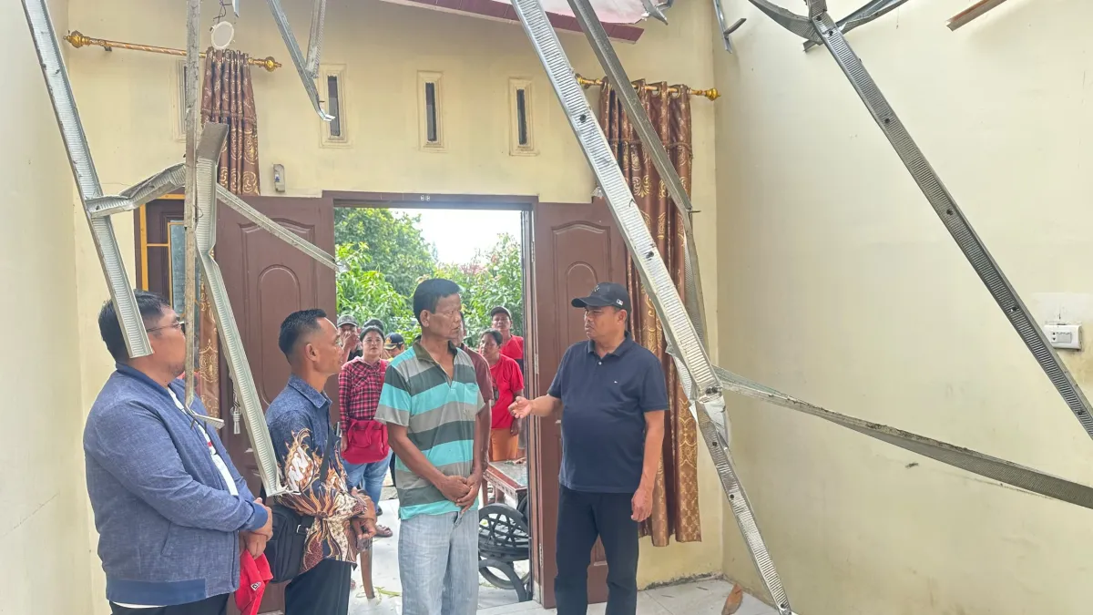 Puting Beliung Rusak 111 Rumah di Sergai, Bupati Tinjau dan Berikan Bantuan