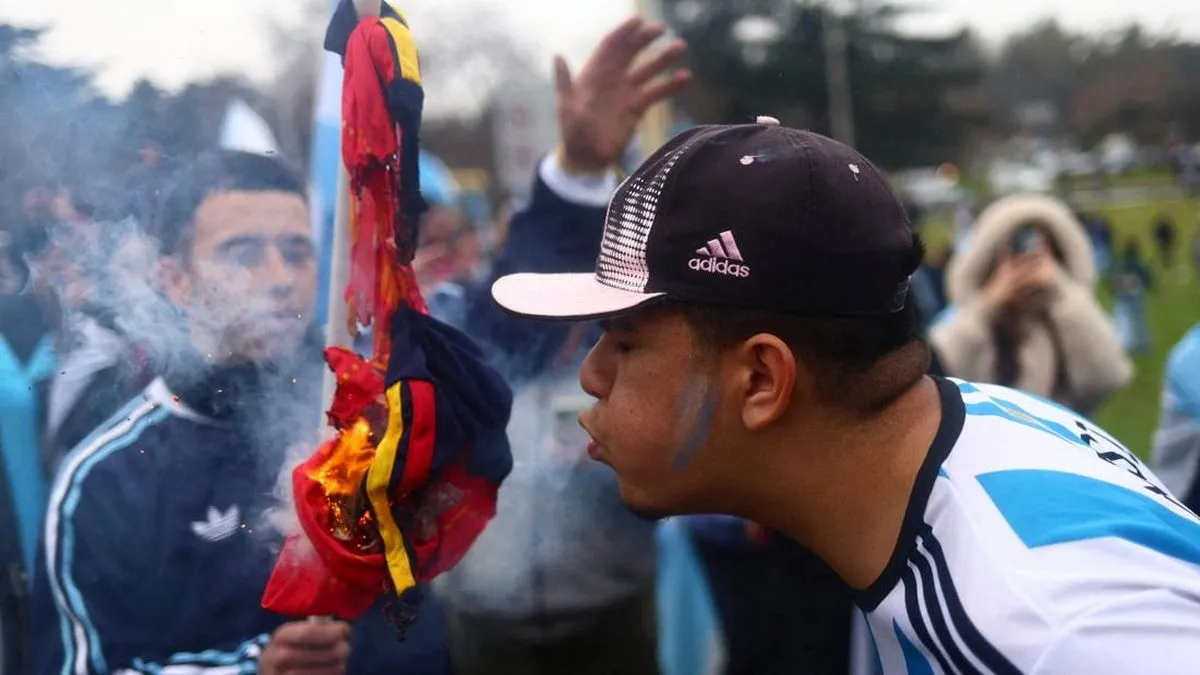 Kepulangan Timnas Argentina Disambut Fans dengan Pembakaran Jersey Spanyol