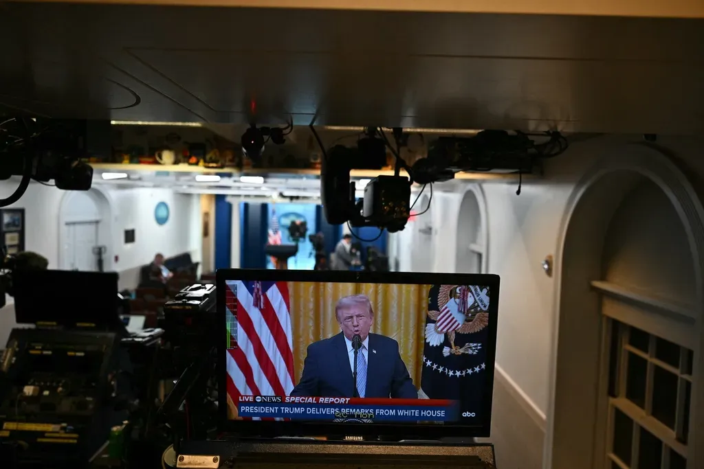Trump Ancam Cabut Izin TV yang Tidak Menyiarkan Pidatonya