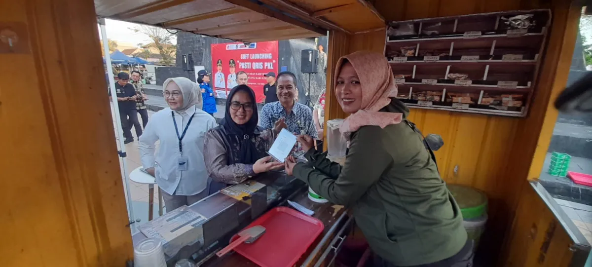Digitalisasi Retribusi PKL Karanganyar: Petugas Alih Fungsi Jadi Pengawas