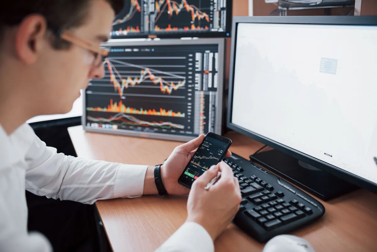 Pasar Saham Asia Melemah, IHSG Tertekan Aksi Jual Saham Teknologi