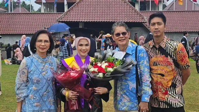 Dhima Oktacynara Raih Gelar S2 di UI Sebagai Ibu Empat Anak