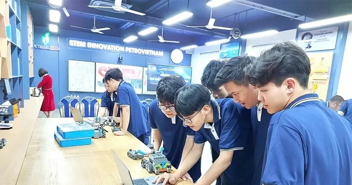 Inovasi Pendidikan di SMA Ha Hoa untuk Hadapi Era Global