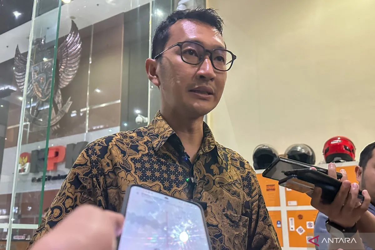 KPK Geledah Disbunnak Kuansing Terkait Kasus Suhardiman Amby