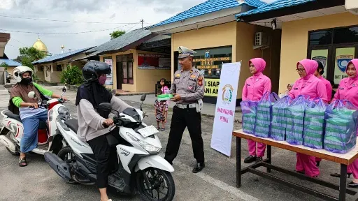 Polsek Anggana Bagikan Ratusan Paket Takjil untuk Pengendara di Jalan Poros