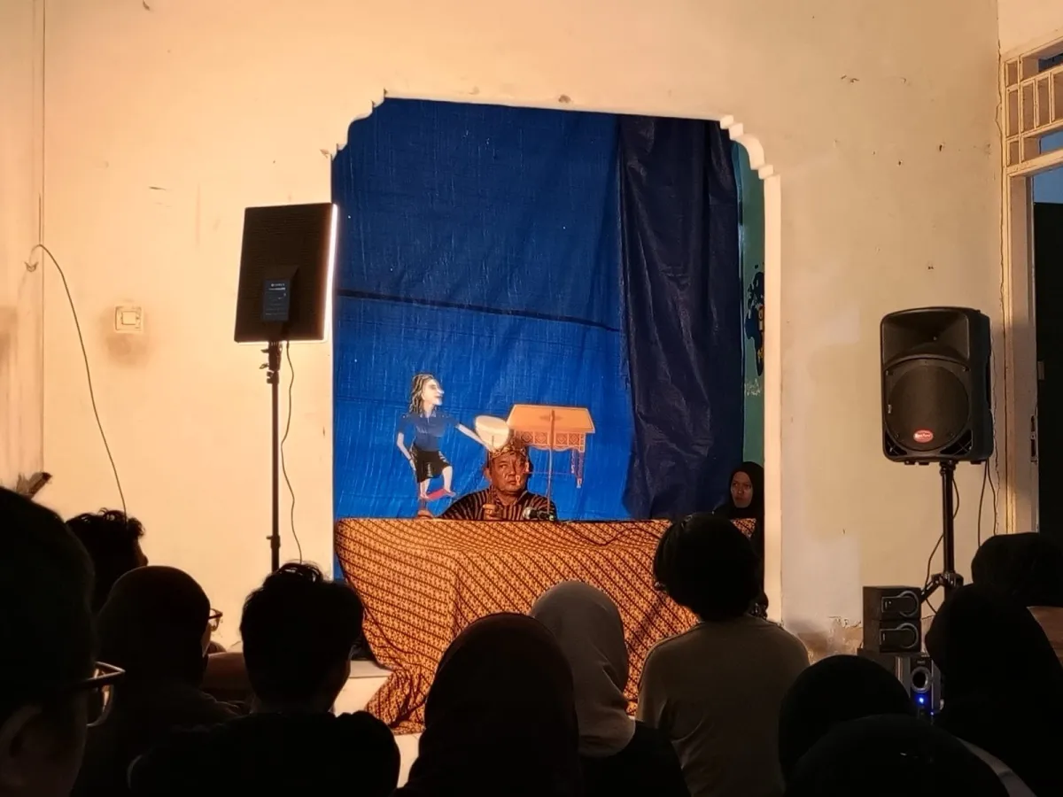 Komunitas Teman Baca Gelar Diskusi Buku dan Pertunjukan Wayang Kafka di Mataram