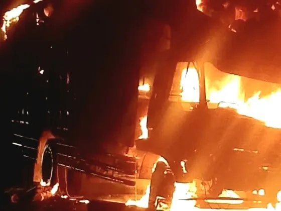 Truk Trailer Terbakar di Jalur Pantura, Satlantas Polres Rembang Tanggapi Cepat